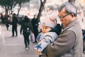 老人带娃需知：在这三件事上不能太勤快，懒一点孩子长得更好图片
