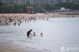 事发厦门五缘湾海边！3孩童玩耍落水，大人也身陷险境！他连救4人，却悄悄离开图片