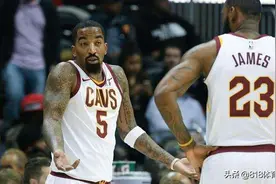 JR-史密斯当街暴打白人男子!JR称自己豪车被砸,追上对方一顿暴揍图片