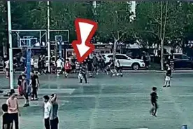 大学生误伤横穿球场老人改判免责：“自甘冒险”后果自负就此落地图片