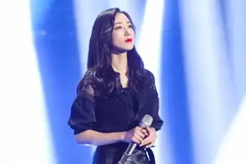 女神韩雪气质真好！黑色衬衫配皮裙，气质优雅女人味十足！图片