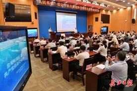 张定宇报告会上感言“向英雄人民致敬”，党员干部纷纷表示：做好本职工作，夺取双胜利图片