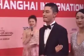 周迅穿衣失误迈不开腿，身旁的霍建华慌了，这无处安放的眼神图片