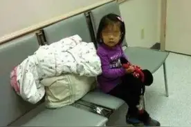 二胎妈妈进产房，只有大女儿在守候！女儿：爸爸太累了去休息了图片