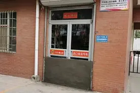 临街门店擅自“改窗为门”？如此“后门”不可取图片