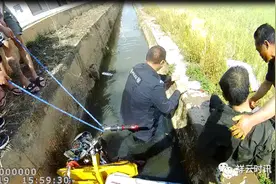 惊险！祥云一男子骑三轮车不慎掉入水沟，民警迅速施救图片