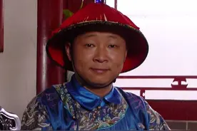 51岁三德子现身路边摊，身价过亿却仅吃花生米，还娶小16岁娇妻图片