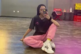 宋妍霏深灰色刺绣短袖搭粉色长裤，嘟嘴卖萌，青春活力的甜酷女孩图片
