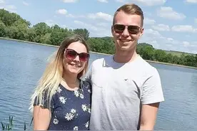 男友与女友长得一模一样！网友：确定不是失散已久的“双胞胎”？图片