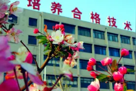 山东一职校数十名学生，校内持木棍斗殴致5人送医，校方：已报警视频封面