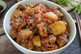 非常下饭的土豆烧排骨，营养美味，家常做法，你是这样做的吗？图片