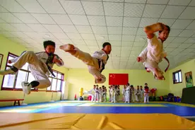 为了应对校园暴力，他们送孩子学少儿搏击图片
