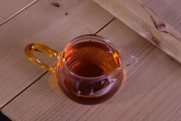 温水闷泡、坐杯、慢出水，伪装劣质白茶的三种方式