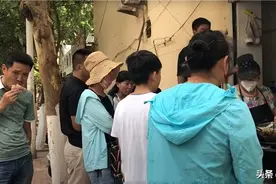 姐妹街头卖“诱人”小吃，5元一份供不应求，食客：吃过忘不了图片