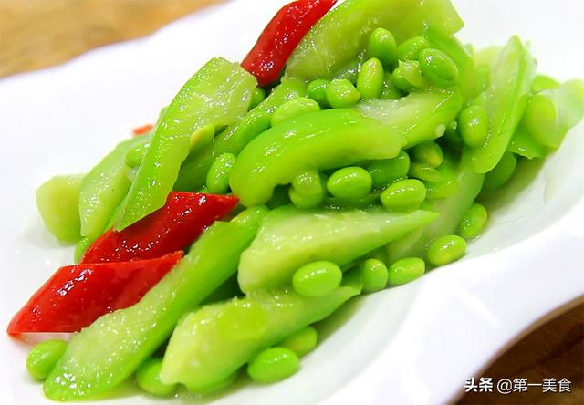 把丝瓜和毛豆一起烧，原来这么好吃，清脆爽口，汤汁鲜美又营养
