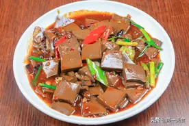 鸭血的经典吃法，吃多少次都不会觉得腻，香辣滑嫩无腥味图片