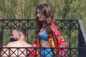 莉莉柯林斯气质太绝，穿蓝色泳装身材火辣，多套穿搭惹人爱图片