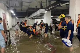 郑州地铁站旁羊水破了的孕妇：被救后产下男婴 母子平安图片
