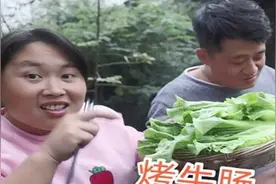 胖妹去邻居家摘木瓜，回到家做“烤牛肠”，用烤盘一烤，裹上生菜图片