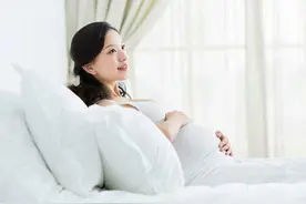 孕妈睡觉翻身时，胎儿有啥感觉吗？答案和想象的不一样图片
