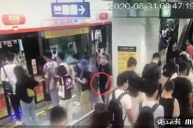 “你是不是觉得我好欺负？”女子地铁站里大吼，男子当场讨饶求放过图片