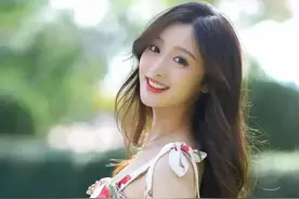 清澈明亮的眼睛，弯弯的柳眉，长长的睫毛，白皙无瑕的皮肤图片