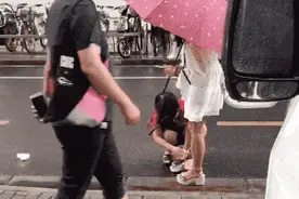 又一位母亲被"巨婴"啃倒，母亲卑微的爱，换来的却是谩骂和伤害图片
