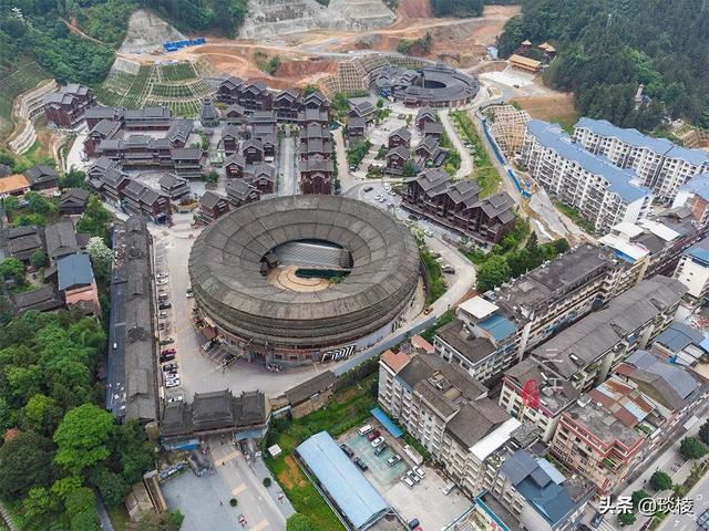 侗族人有多热情？男人求爱竟坐在女人大腿上，娶亲要在深更半夜