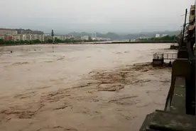 临汾市侯马同城联盟爱心企业赴新绛援助急需抗洪救灾物资图片