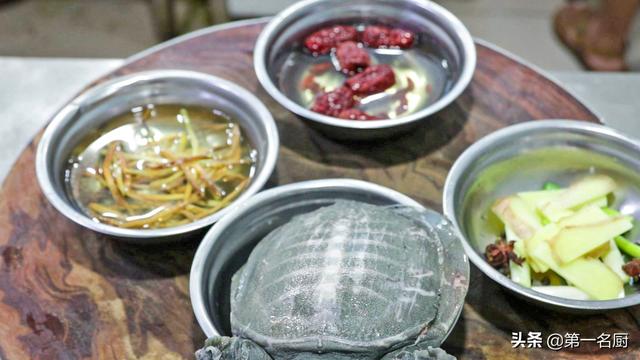 甲鱼汤怎么炖才鲜美无腥味，大厨教你一招，这样炖汤营养又好喝