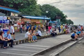 三级警戒闷不住，台湾知名景点游客群聚街边吃美食，恐酿疫情破口图片