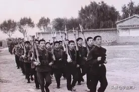 山西旧影：1982年交城县的民兵训练影像图片