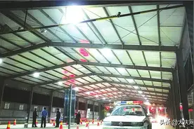 “守城人”回家时累到不想说话图片