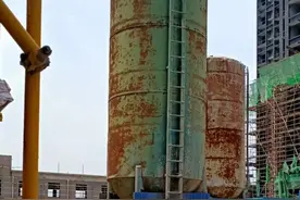 建筑工地中的农民工，总是强者欺凌弱者图片