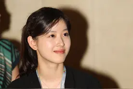 章泽天还是扎马尾好看，职业装配平底鞋清爽不做作，素颜也好美图片