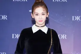 郑恺老婆苗苗又美出圈了，穿丝绒小黑裙现“赫本式优雅”，太惊艳图片