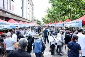 “同心向党 共筑健康”沪卫生系统劳模、医德楷模、名医专家开展公益活动图片