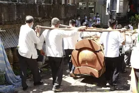 赌王何鸿燊灵柩转移，三房儿子玩手机被批，二房长孙女罕见露面图片