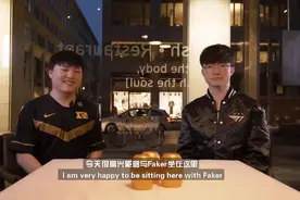 Faker收到Uzi赠送的礼物，直播进行开箱？中文感谢：谢谢礼物图片