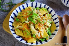 南瓜的“隐形”吃法，3个鸡蛋放点菜一炒，香，解决全家早餐图片