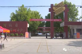 上蔡家长穿旗袍助力子女高考“旗开得胜”图片