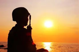 她缓缓抬起右手，军礼冲过月光进入哨兵的瞳孔……图片