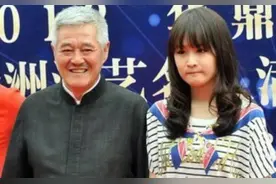 赵本山女儿球球整容后神似郑爽，母亲首次回应：二三十岁就会后悔图片