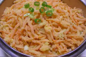 蒸胡萝卜丝，放盐就废了！大厨：该放这1味，萝卜丝爽脆不粘连图片