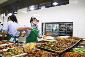 食堂宁愿把饭菜倒掉，为何也不愿给学生多盛？看看食堂阿姨怎么说图片
