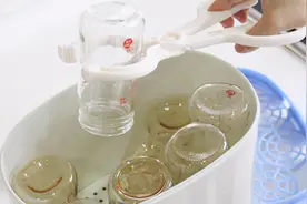 奶瓶用开水烫就消毒吗？无疑是在坑娃，奶瓶有效消毒只有3种方法图片