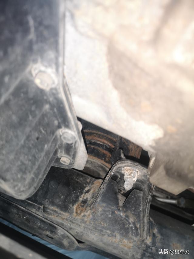 报价22万的雷克萨斯RX270，开10万公里就漏油，还能传三代吗？