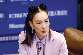 钟丽缇真没把自己当大婶，穿紫色套装配哪吒头，生图太尴尬了图片