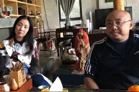 徐峥夫妇旅游被偶遇，陶虹全素颜现身，皮肤松弛皱纹超多好显老图片