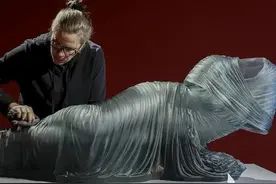 看了有点脸红！她用500斤的玻璃做出的婚纱雕塑，很曼妙美的勾魂图片